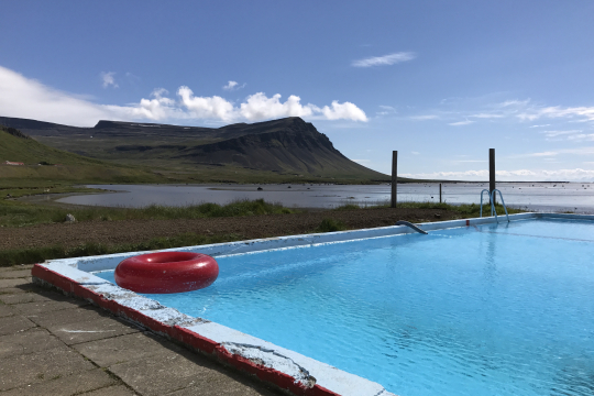 Ankunft in den Westfjorden - heisses Schwimmbad